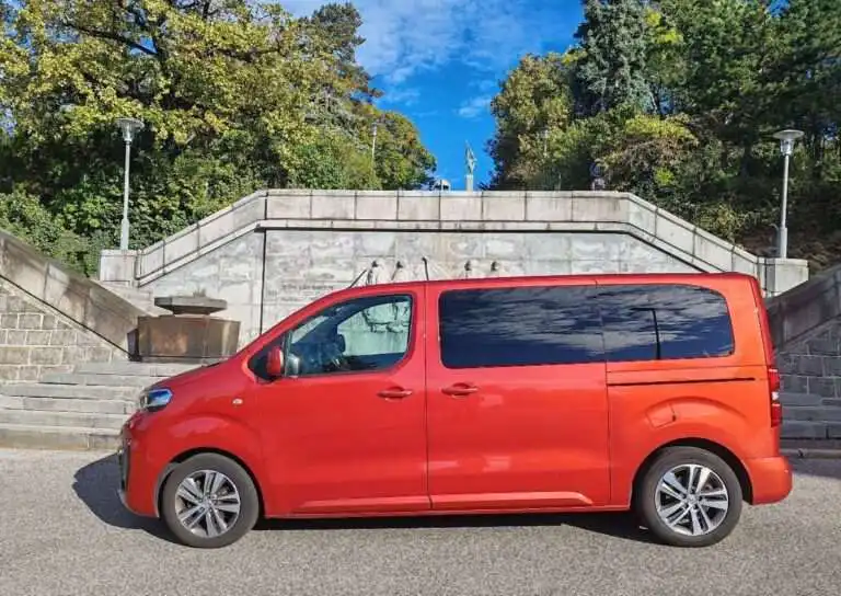 Ponukam privatne transfery na letiska pre 7 ludi + vodic