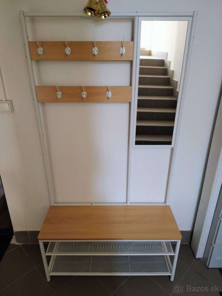 Predsieňová stena so zrkadlom