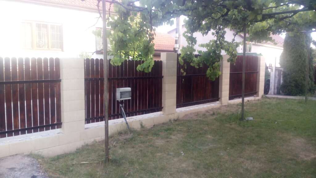 Betónové ploty, pletivá, zvárané siete - fotka 9