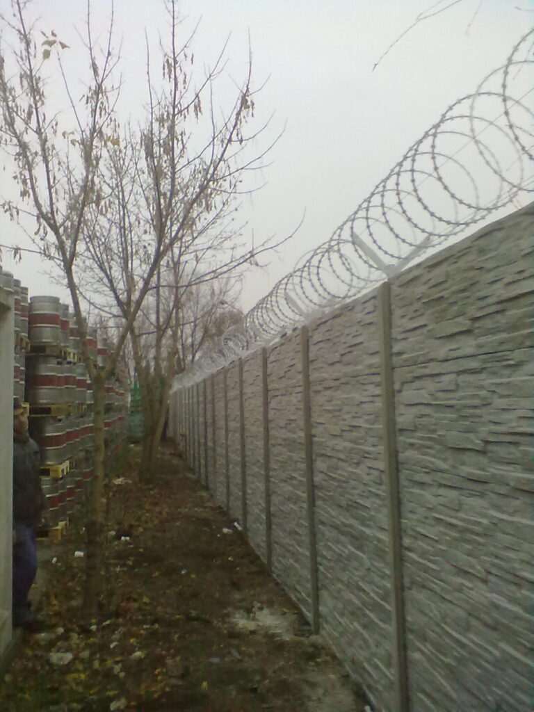 Betónové ploty, pletivá, zvárané siete - fotka 10