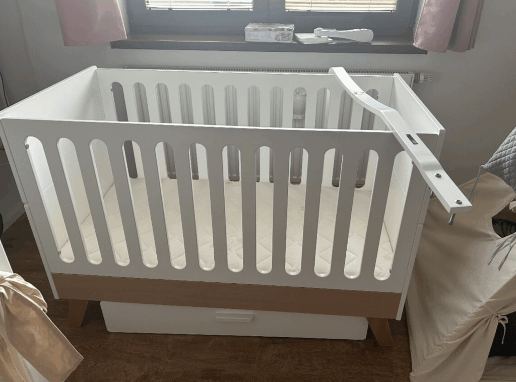 Detská postieľka s nebesami – pekný stav