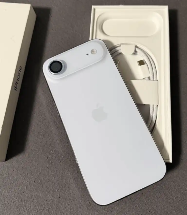 iPhone Air 256 GB blankytne modrý – pekný stav