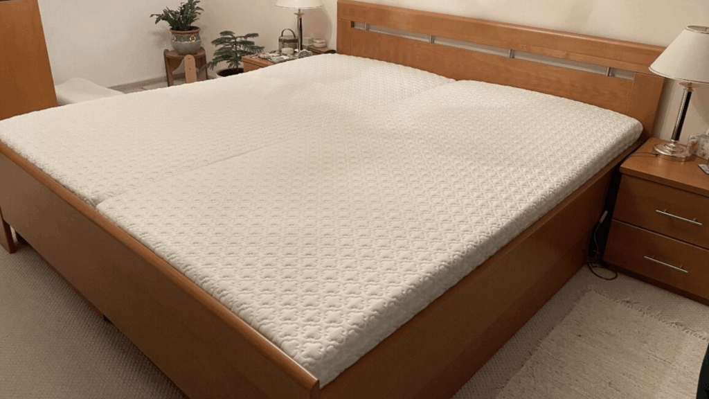 Manželská posteľ s matracmi – zachovalý stav