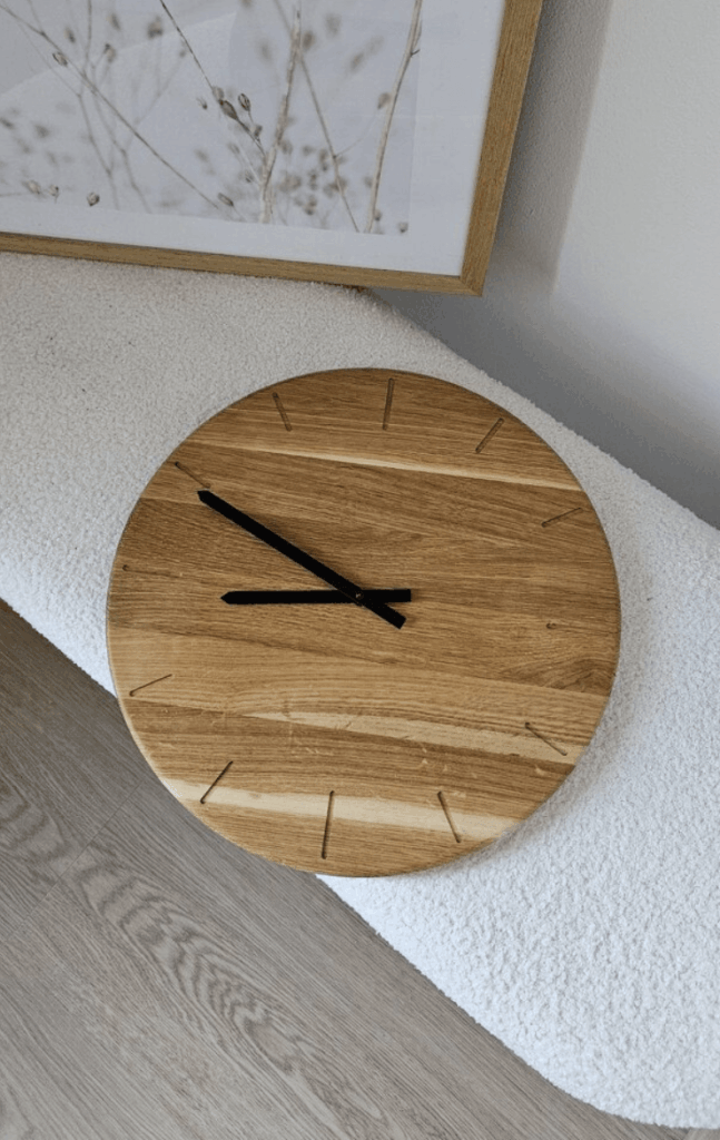 Dubové nástenné hodiny – funkčné, pekný stav