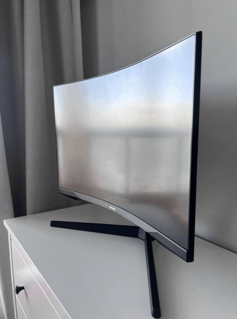 Samsung 27” prehnutý monitor – dobrý stav