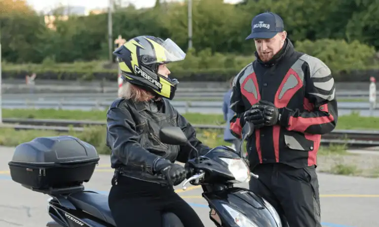 Naučím jazdiť na skútri – máš vodičák, chýba prax