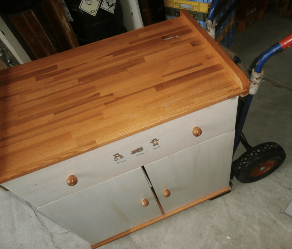 Prebaľovací stolík – skrinka pre bábätko