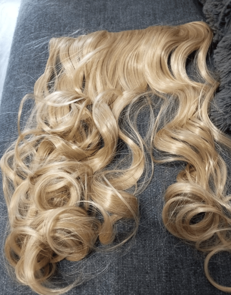 Predám 2× blond príčesok – dlhé vlnité vlasy