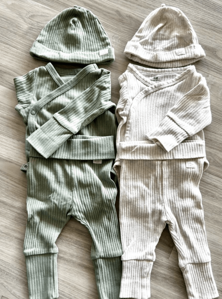 Výbava pre bábätká a dvojčatá – zavinovačky, oblečenie, fusaky